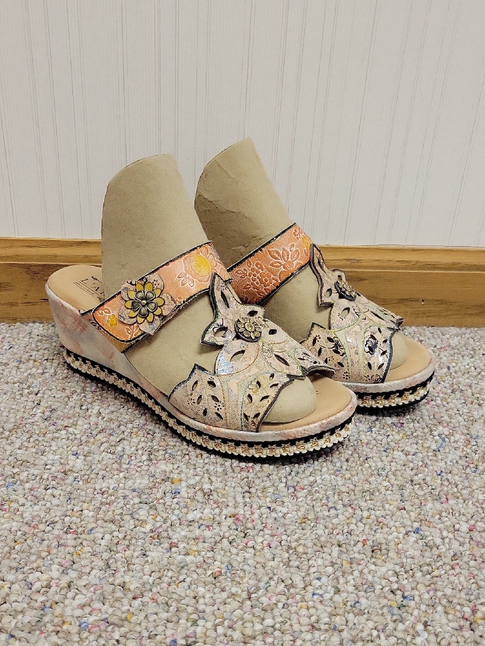 L'ARTISTE Spring StepCover Up Peach Floral Cutout Wedge Sandals Sz 37 (6.5-7)